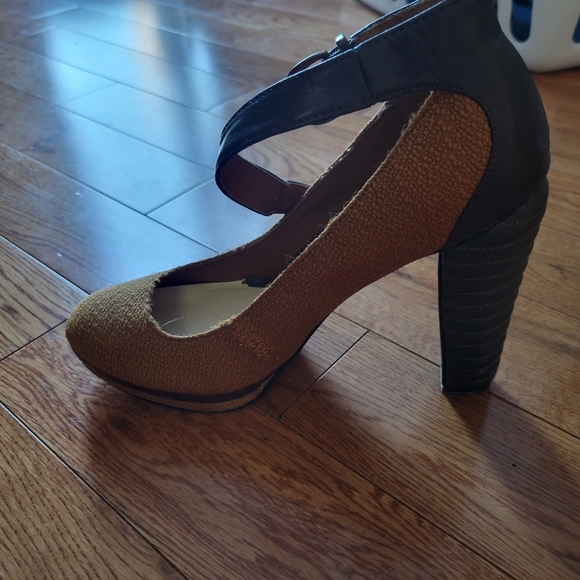 Shoes - Picture 3 of 4